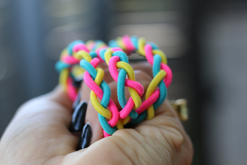 Here a trick to make an instant Crop top using rubber band or hair tie